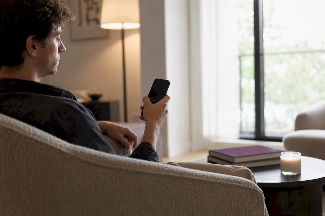 5 Copy and Paste Replies for a 'Hey' Text That Keep the Vibe